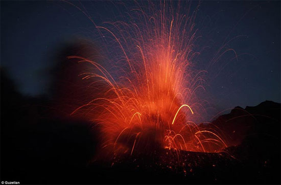 Picture 5 of Terrifying spectacle when lightning hit ... volcano