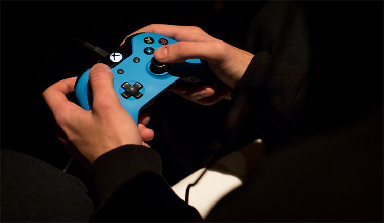 Picture 3 of Texting and gaming often wears out joints