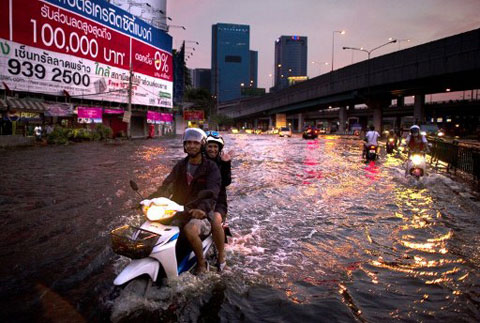 Picture 1 of Thailand mobilizes pumps to save Bangkok