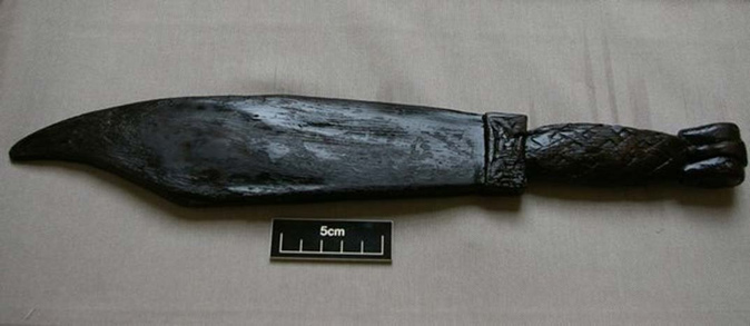 Picture 4 of The 1,000 year Viking wooden sword is still intact, not decaying: Made from expensive wood like gold!