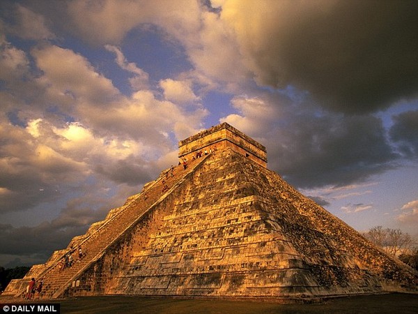 Picture 1 of The 1,000-year-old giant sacred hole lies under the Mayan temple