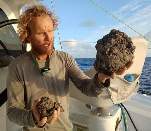 Picture 1 of The 150km2 stone block floats on the Pacific Ocean