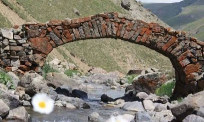 Picture 1 of The 300-year stone bridge disappeared, causing the villagers to be confused