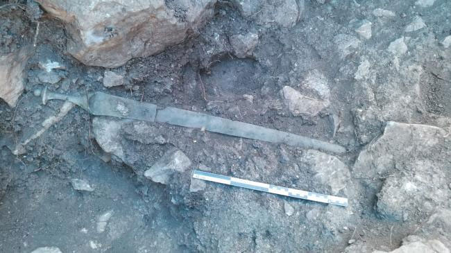 Picture 1 of The 3,200-year-old sword is intact under rock
