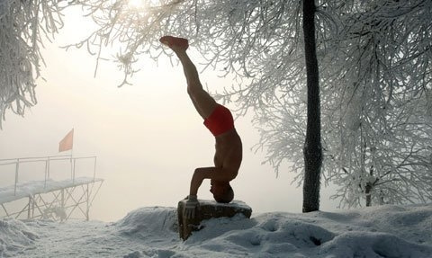 Picture 4 of The 77-year-old still takes off to exercise in the middle of the ice