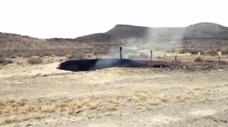 Picture 1 of The 8m-deep black fire pit raises the hypothesis of landing UFOs