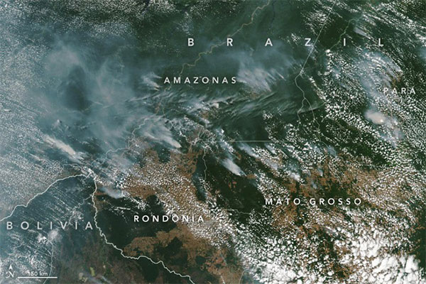 Picture 2 of The Amazon forest was big, and the smoke could be seen from the orbit