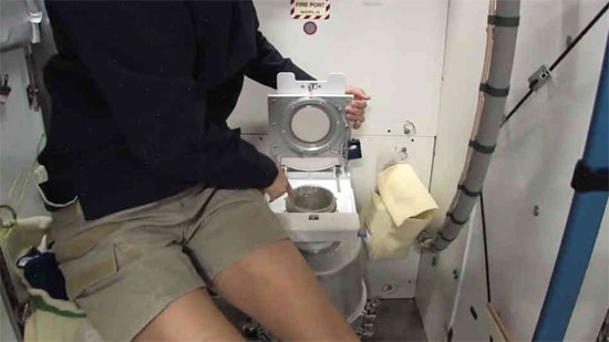 Picture 3 of The American astronaut has been faced with 'floating disaster'