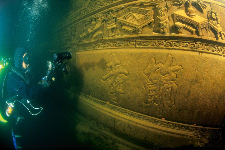 Picture 3 of The ancient 'city' mystery at the bottom of the lake no one knows for thousands of years