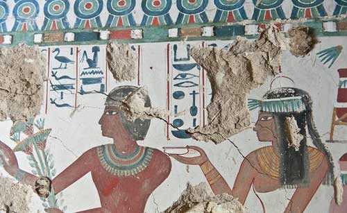 Picture 1 of The ancient tomb has many color drawings