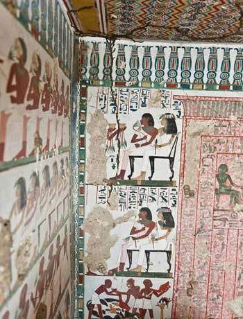 Picture 2 of The ancient tomb has many color drawings