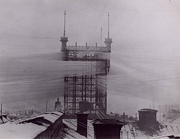 Picture 1 of The ancient tower in the heart of the city hung over 5,500 telephone wires