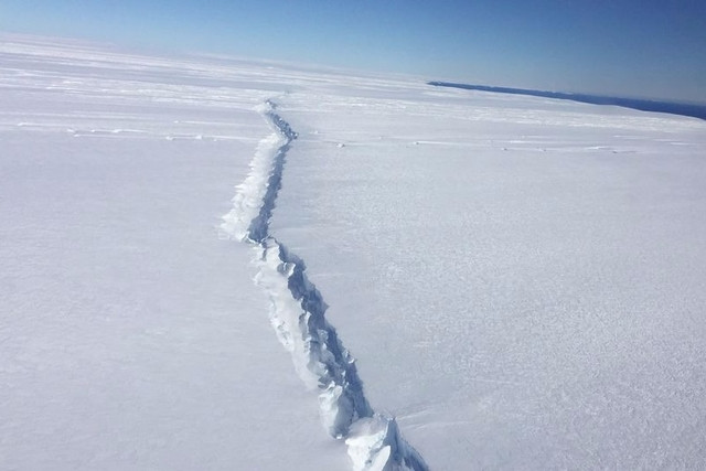 Picture 1 of The Antarctic ice shelf shattered, threatening to drown many cities