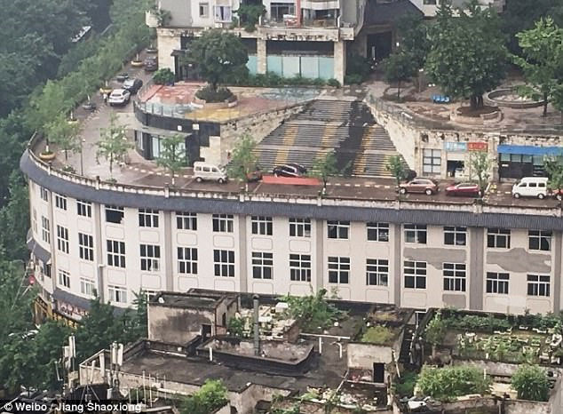 Picture 1 of The apartment has a busy road on the roof