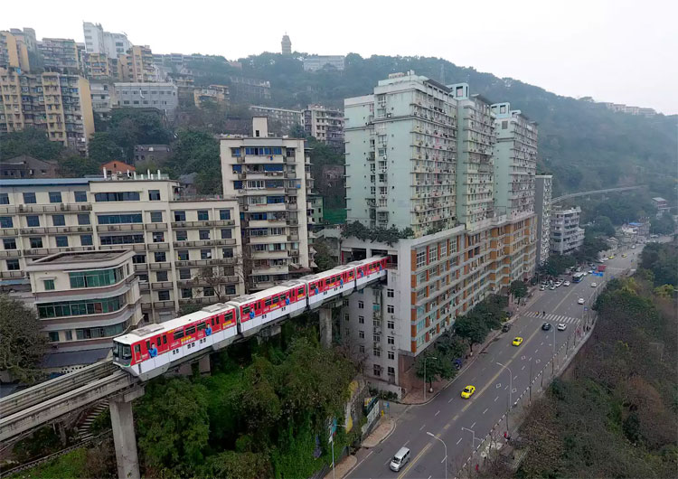 Picture 2 of The apartment has a busy road on the roof