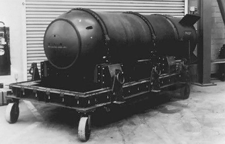 Picture 2 of The attempt to have an American plane to lose an atomic bomb