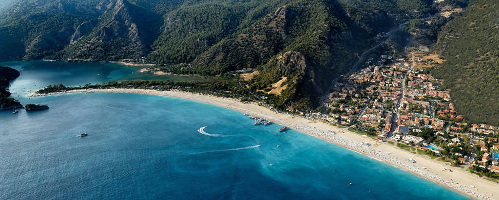 Picture 1 of The beach has the greenest water in the world
