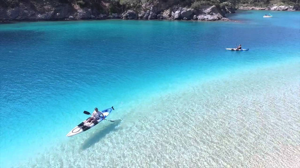 Picture 2 of The beach has the greenest water in the world