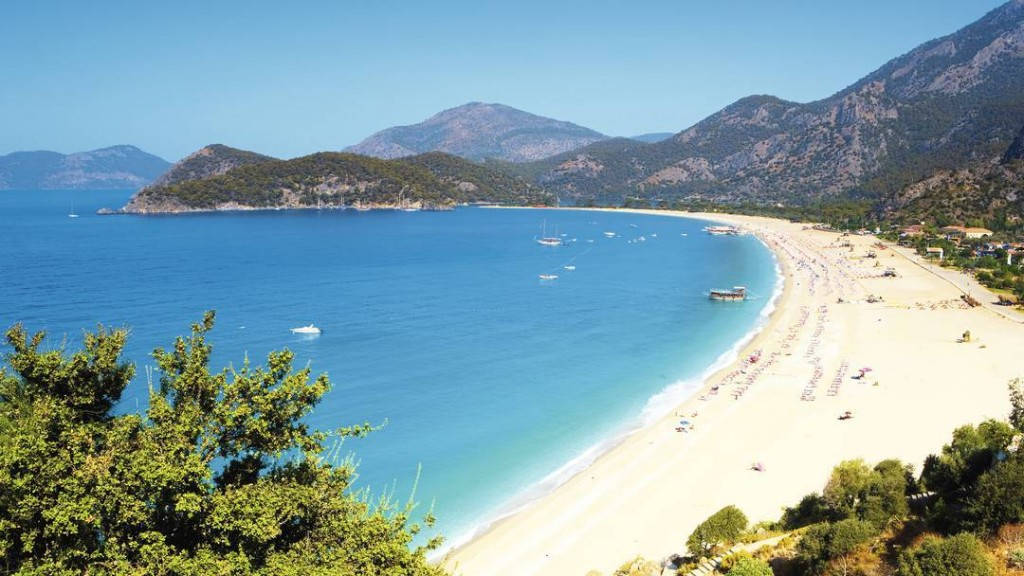 Picture 5 of The beach has the greenest water in the world
