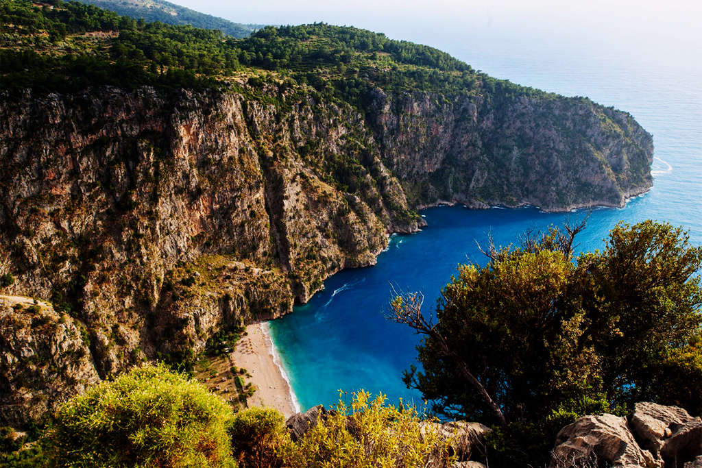 Picture 6 of The beach has the greenest water in the world
