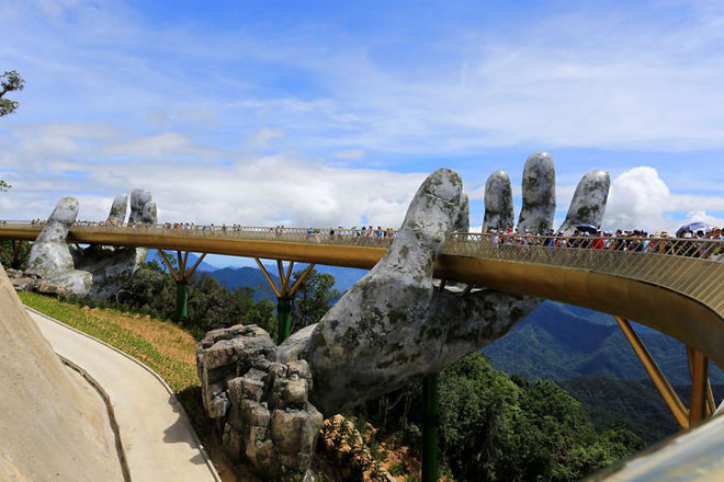 Picture 6 of The beam of Cau Vang image of Da Nang is mesmerizing for tourists