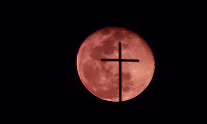 Picture 1 of The biggest supermoon of the year is about to appear