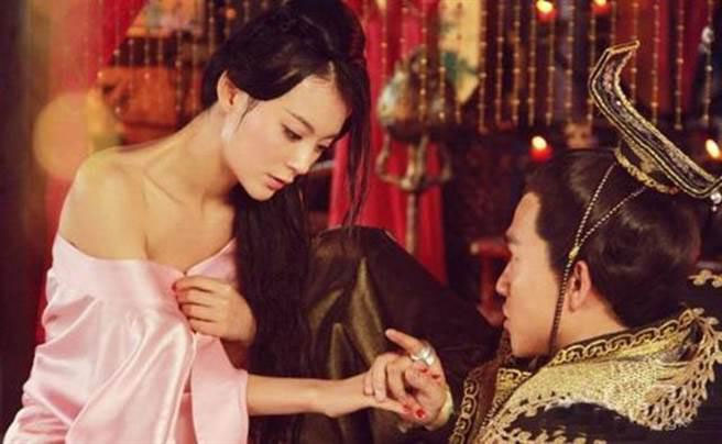Picture 4 of The bizarre hobby of the youngest Chinese Emperor