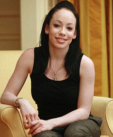 Picture 1 of The black girl turned into white because of vitiligo