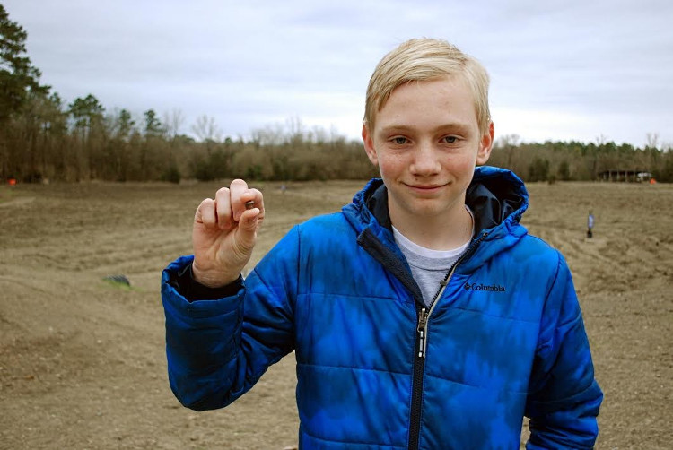 Picture 1 of The boy picked up a diamond more than 7 carats when walking