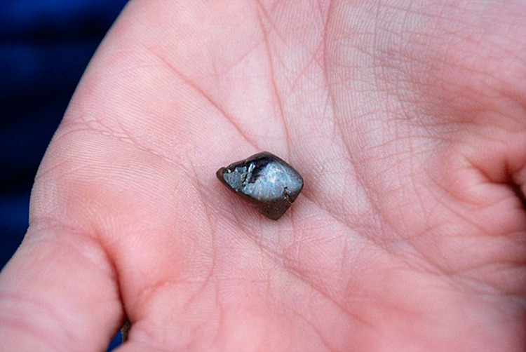 Picture 2 of The boy picked up a diamond more than 7 carats when walking
