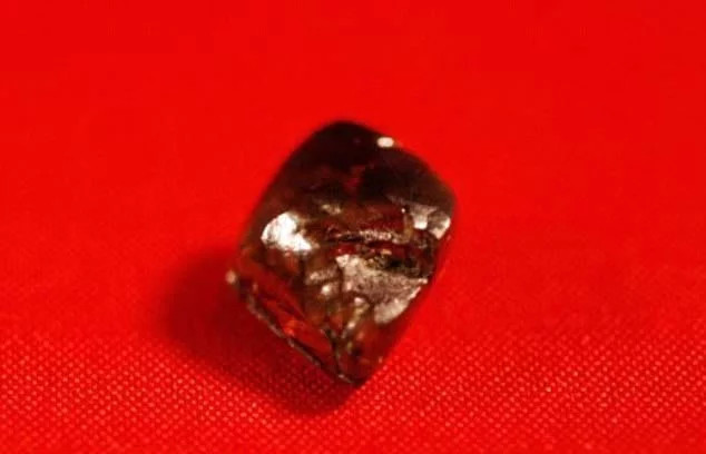 Picture 3 of The boy picked up a diamond more than 7 carats when walking