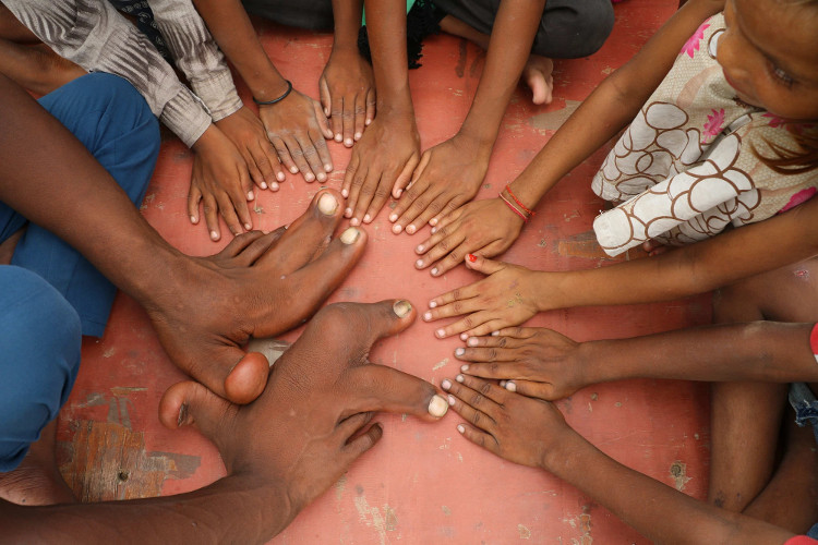 Picture 2 of The boy's gigantic hand made the medicine clasped