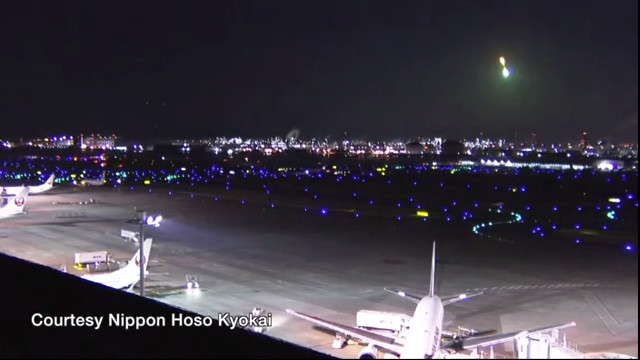 Picture 1 of The bright blue fire bridge flashes through the sky of Japan