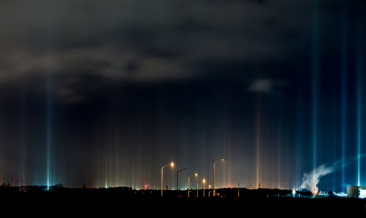 Picture 1 of The bright columns pierced through the sky like a UFO appeared
