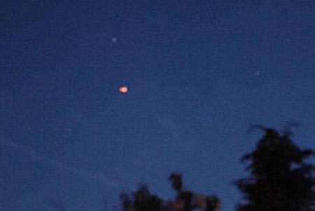 Picture 1 of The British people again fluttered because of strange flying objects