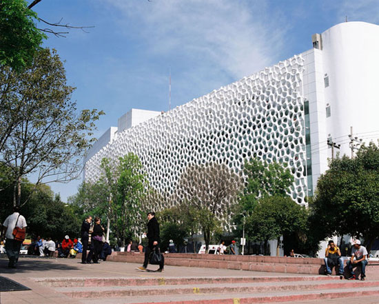 Picture 1 of The building 'inhaled' smoke in Mexico