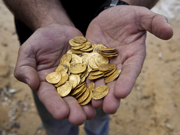 Picture 1 of The case accidentally discovered ancient treasure under the sea