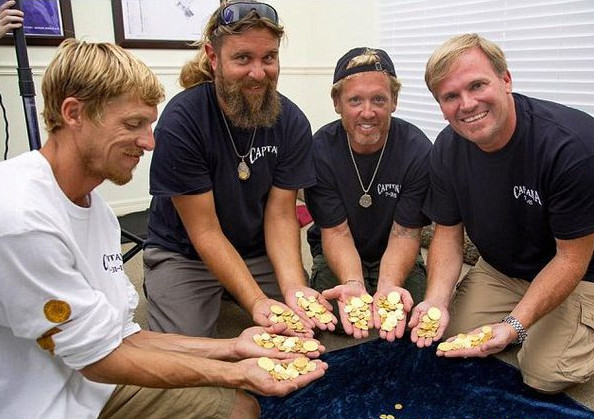 Picture 2 of The case accidentally discovered ancient treasure under the sea