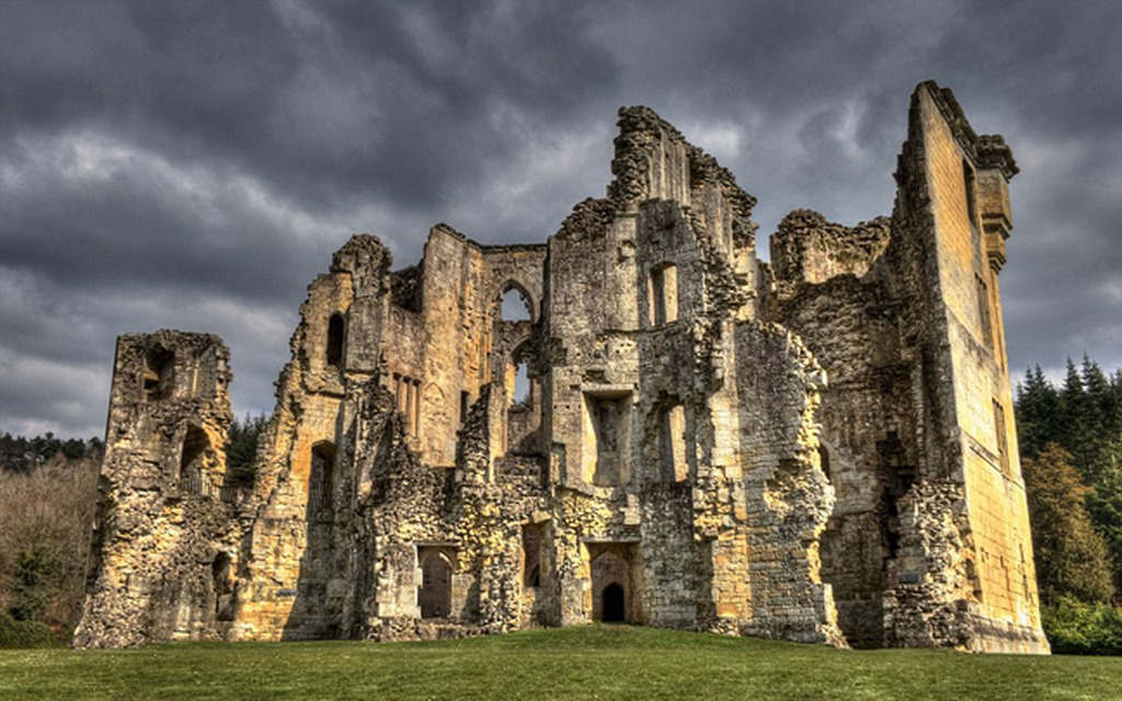 Picture 2 of The castles are deserted with beauty