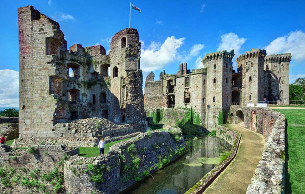 Picture 8 of The castles are deserted with beauty