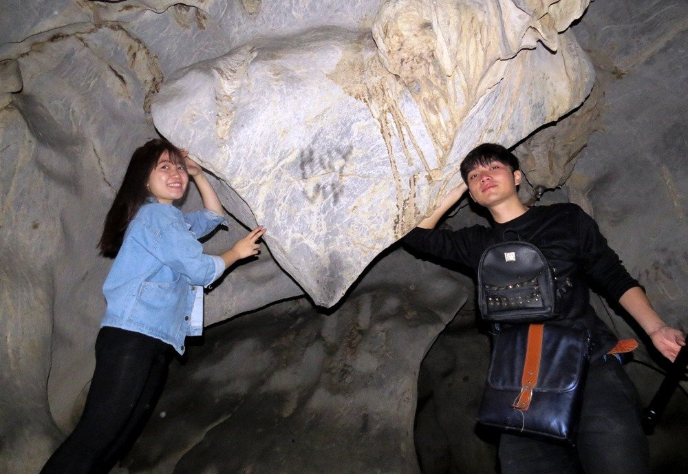 Picture 10 of The cave has just discovered the blue lake in Hai Phong