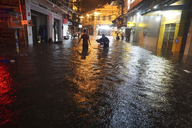 Picture 1 of The center of Hanoi's old town continues to flood deeply in the sea