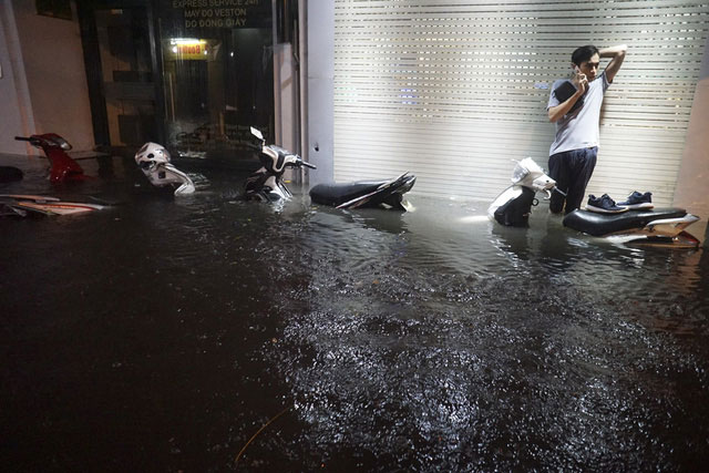 Picture 10 of The center of Hanoi's old town continues to flood deeply in the sea