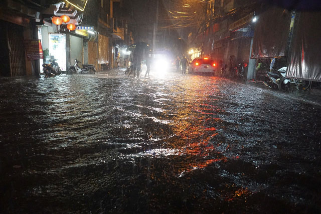 Picture 11 of The center of Hanoi's old town continues to flood deeply in the sea