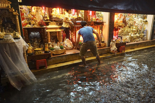 Picture 12 of The center of Hanoi's old town continues to flood deeply in the sea