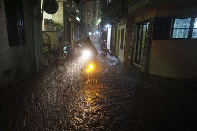 Picture 13 of The center of Hanoi's old town continues to flood deeply in the sea