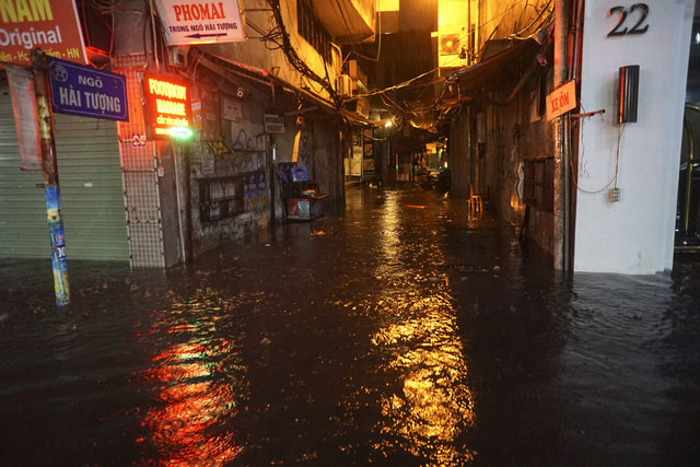 Picture 14 of The center of Hanoi's old town continues to flood deeply in the sea