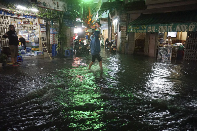 Picture 15 of The center of Hanoi's old town continues to flood deeply in the sea