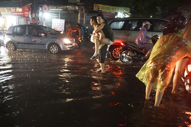 Picture 16 of The center of Hanoi's old town continues to flood deeply in the sea