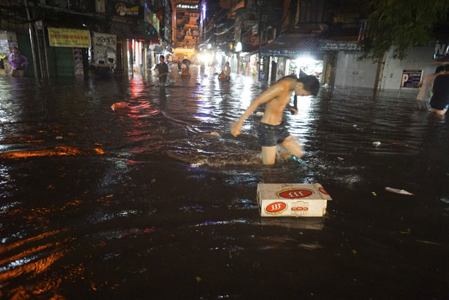 Picture 17 of The center of Hanoi's old town continues to flood deeply in the sea